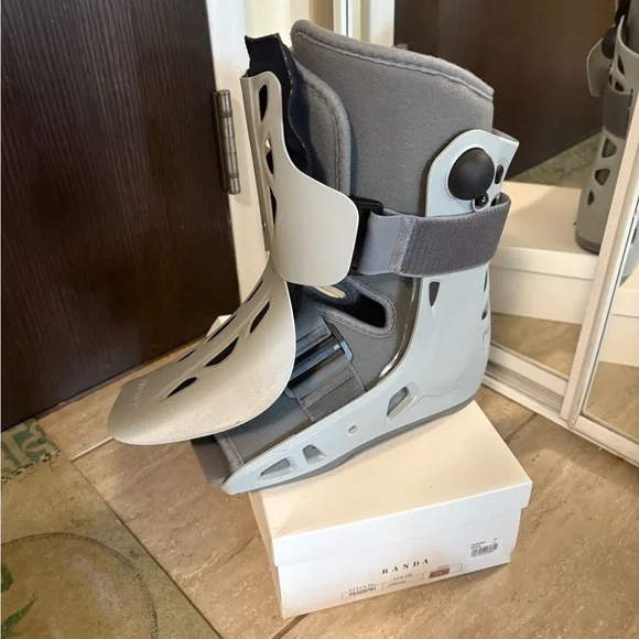 Gray cast Boot, Aircast - Picture 4 of 4